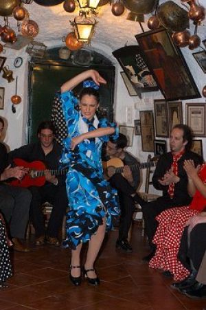 Maria Angustia bailando flamenco en Sacromonte.
